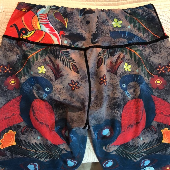 FINEMORE size Medium PEACOCK Print Legging VIVID Coloring LongLeg RARE $129 NEW - Picture 7 of 13